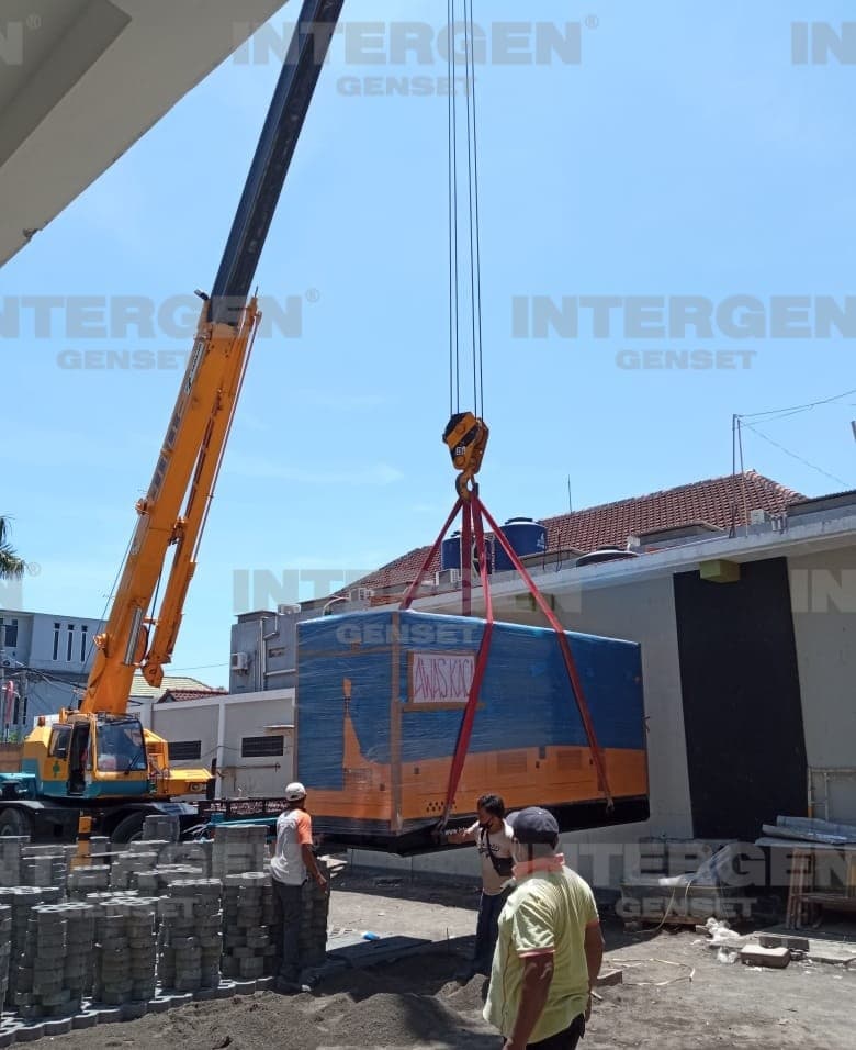 intrergen genset di lokasi konstruksi